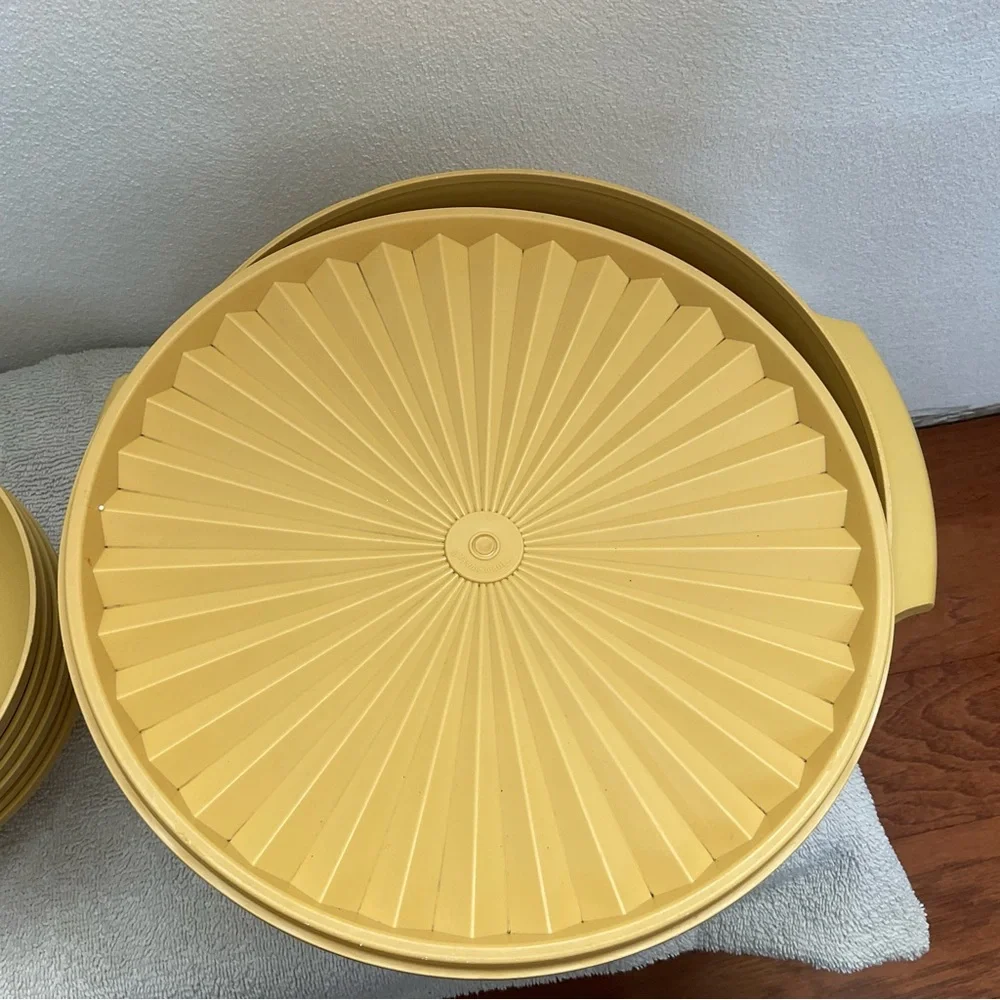 Tupperware Vintage Harvest gold salad set large bowl with 6 smaller bowls